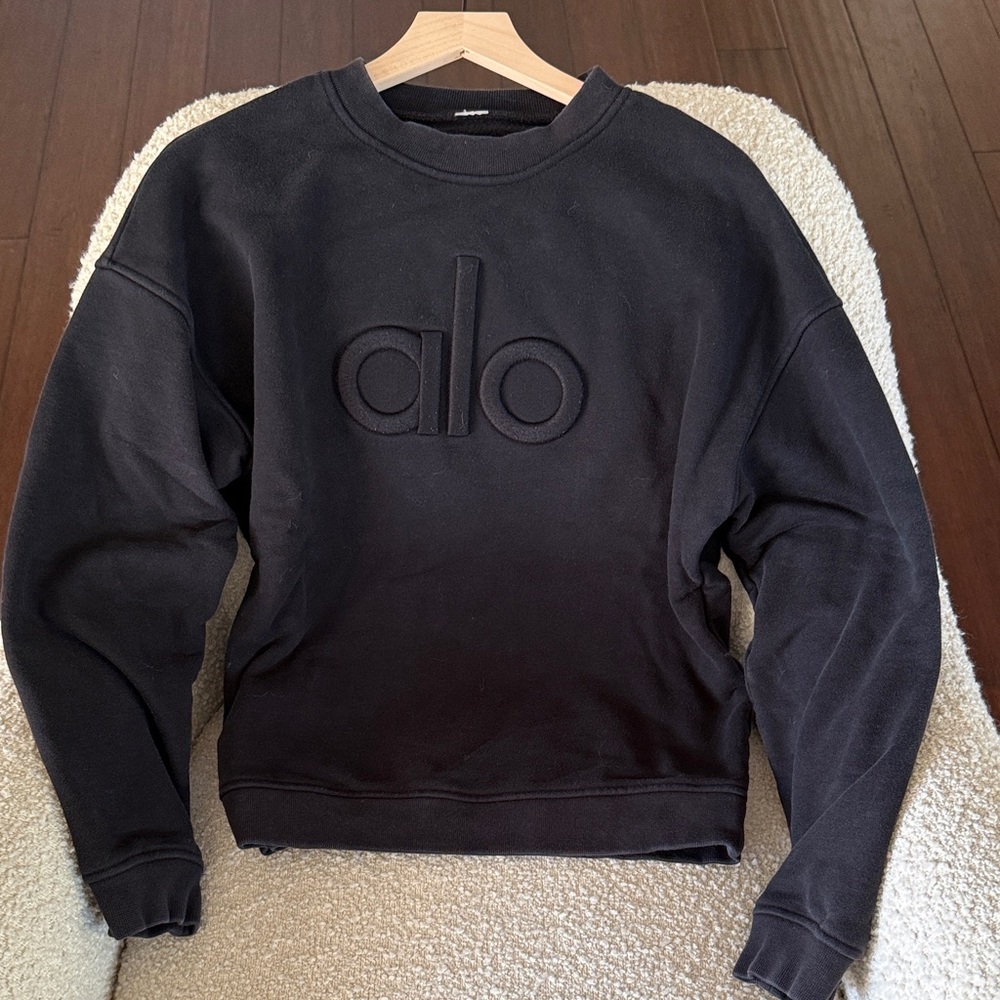 ALO women’s black crewneck sweater